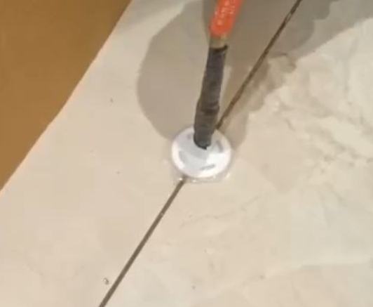 沧县瓷砖空鼓维修公司专业解答瓷砖在铺贴过程中，如果没有涂抹均匀到位的粘结材料（如水泥砂浆或瓷砖胶），可能会导致以下问题