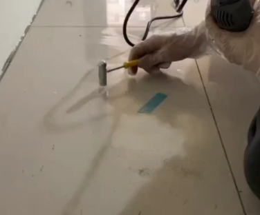 沧县瓷砖开裂维修公司专业分享瓷砖在铺贴前如果没有沥干水分，将会导致以下问题